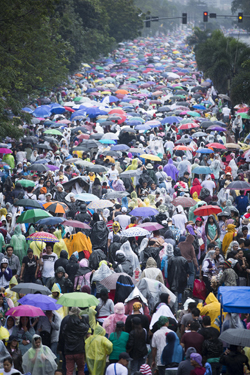Rizal Park, Manila, filled with Catholics awaiting Pope Francis