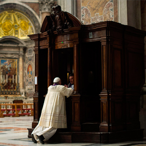 Pope Francis goes to Confession in public