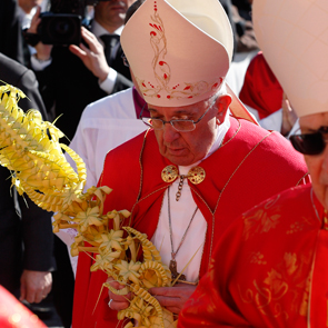 Imitate Jesus' humility, pope says at Palm Sunday Mass