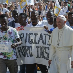 Pope welcomes refugees on stage during general audience
