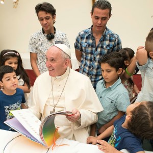 Pope Francis invites Syrian refugees to lunch