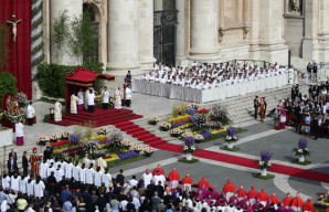 Pope Francis extols Easter crowd to be instruments of Christ's outreach to refugees, and then it rains