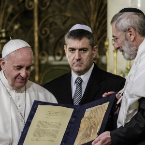 Pope says God's covenant with Jews 'irrevocable' in visit to Rome's synagogue