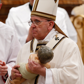 Francis celebrates Midnight Mass after phoning Iraqi refugees