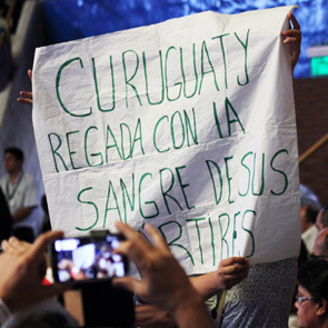 Drama in Paraguay as hecklers interrupt Francis' meeting