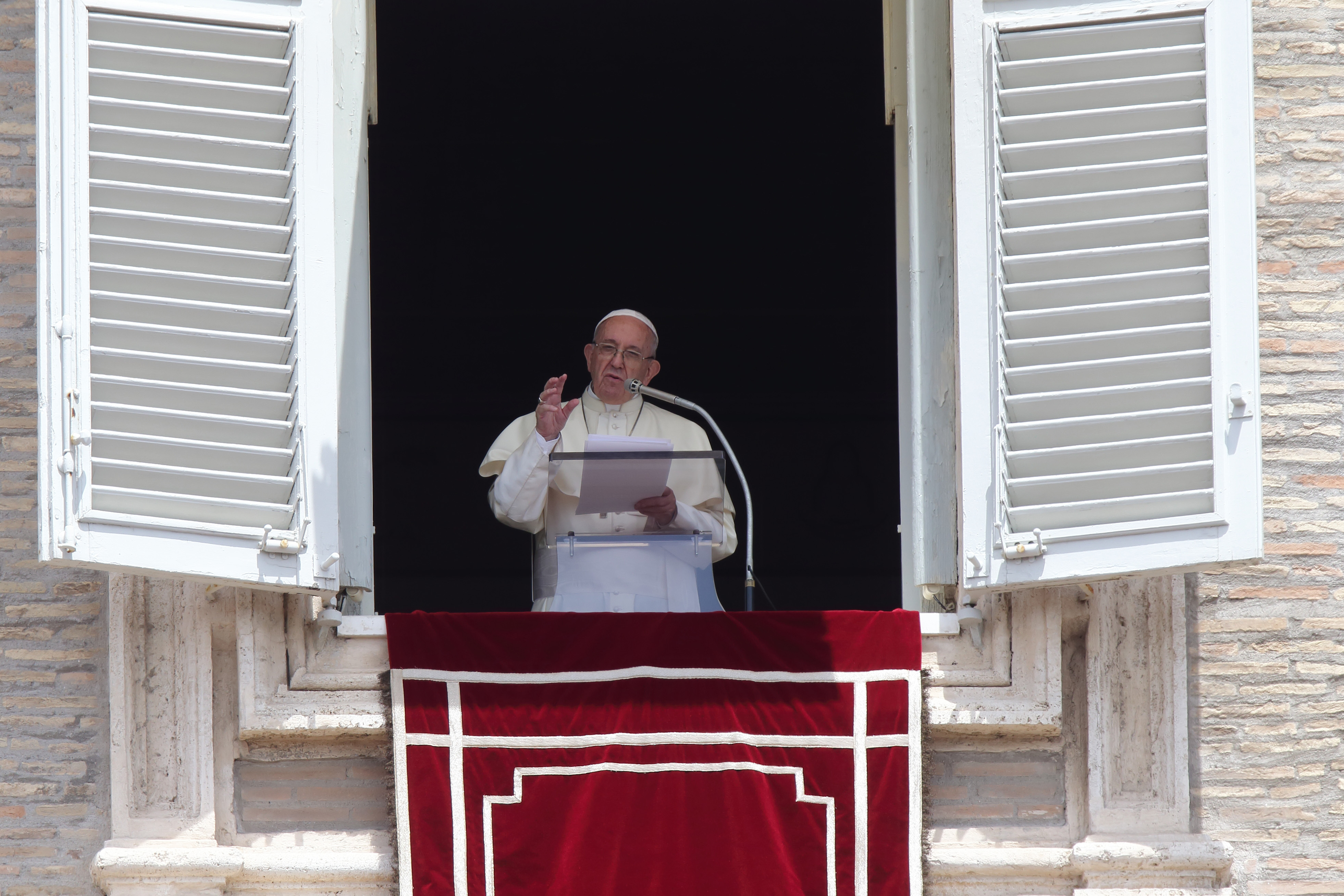 Pope Francis condemns Middle East clergy who profess poverty while living in wealth