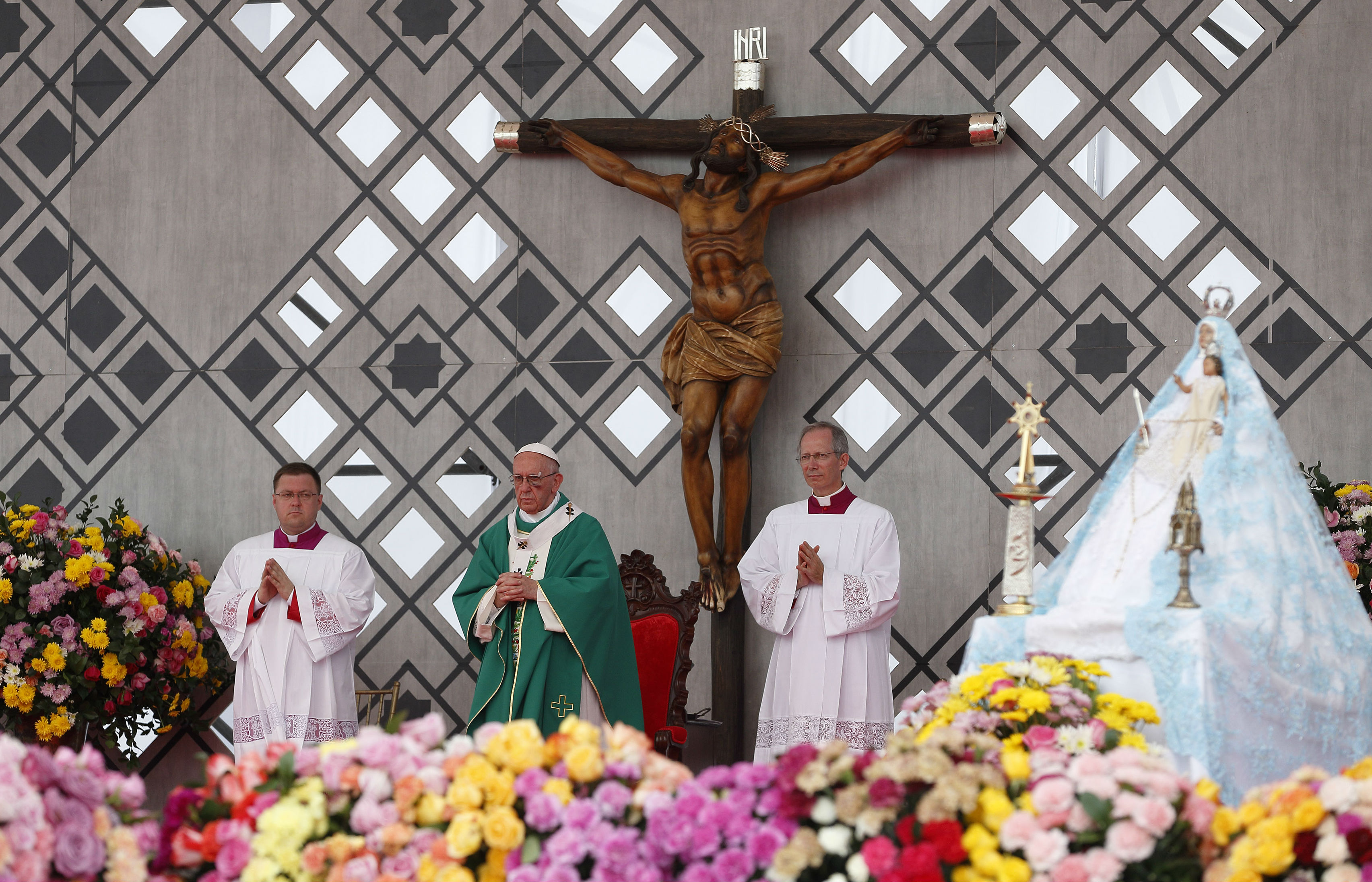 Pope calls for change of culture at final Colombia mass