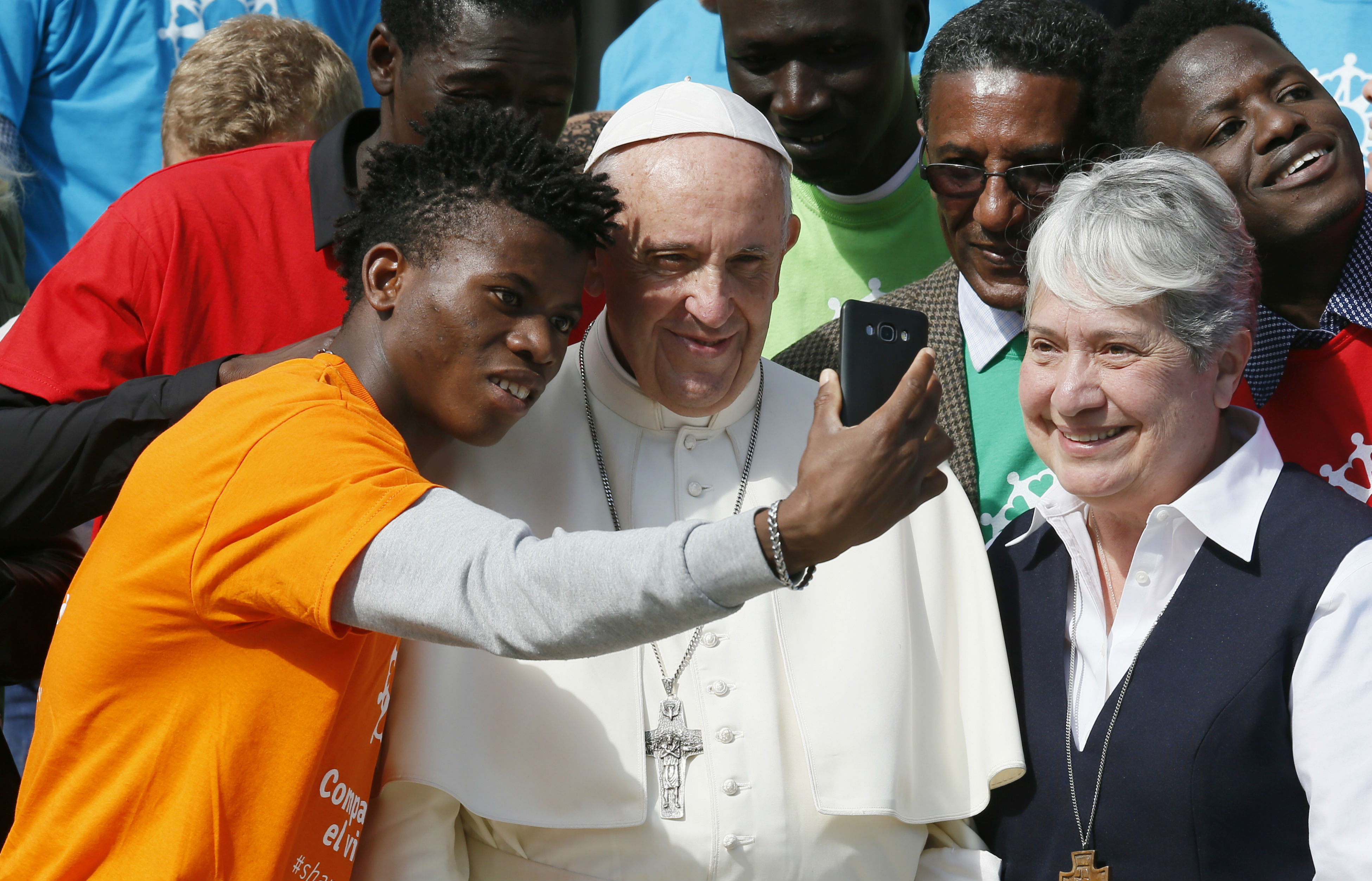 Share hope with those seeking better lives, pope says