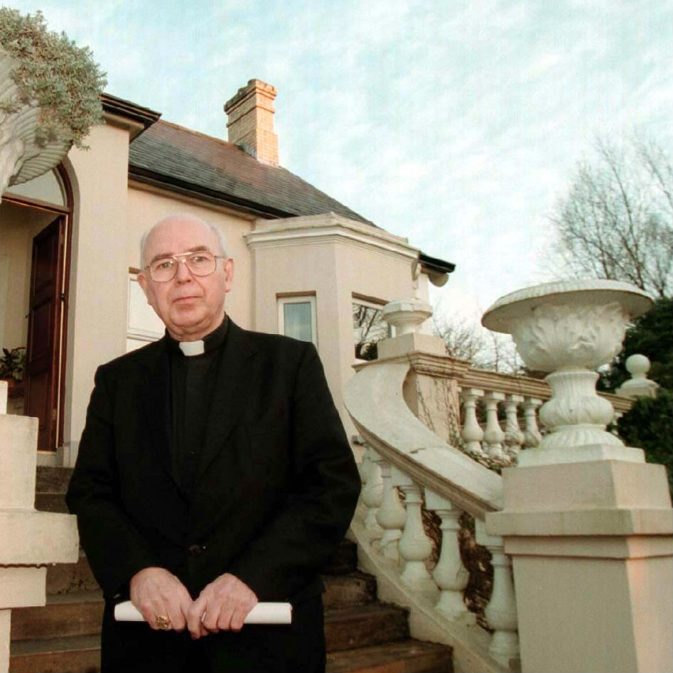 'White handkerchief' bishop dies aged 82