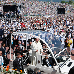 Pope Francis makes plea for peace during Bosnia visit