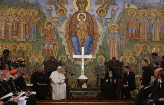 Francis plays the diplomat in Georgia in front of president and diplomats