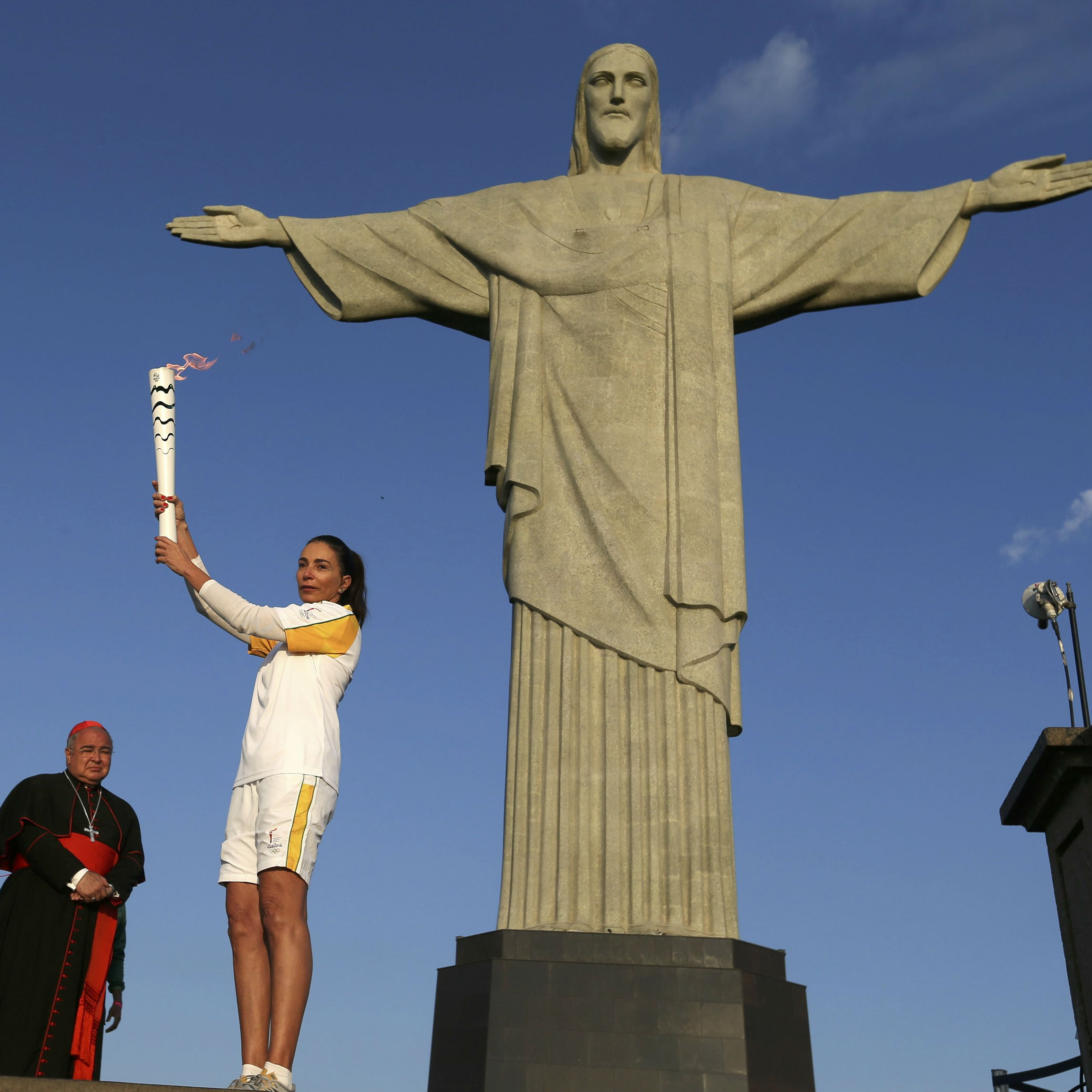 Rio cardinal blesses Olympic torch ahead of opening ceremony
