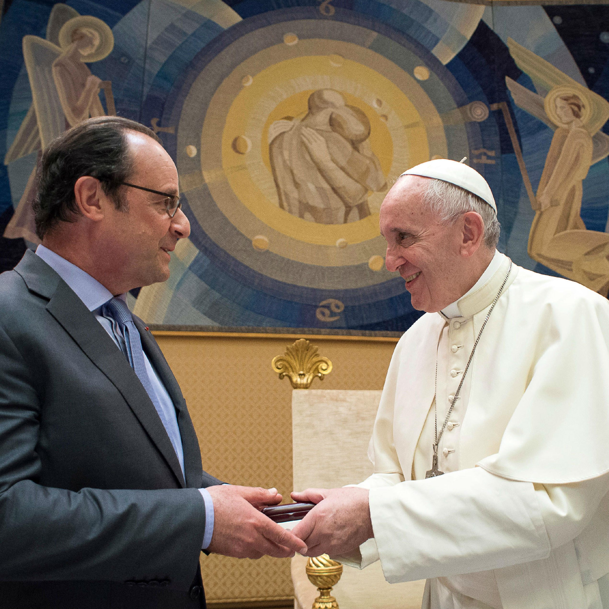 French President visits Pope Francis as Paris-Vatican tension eases
