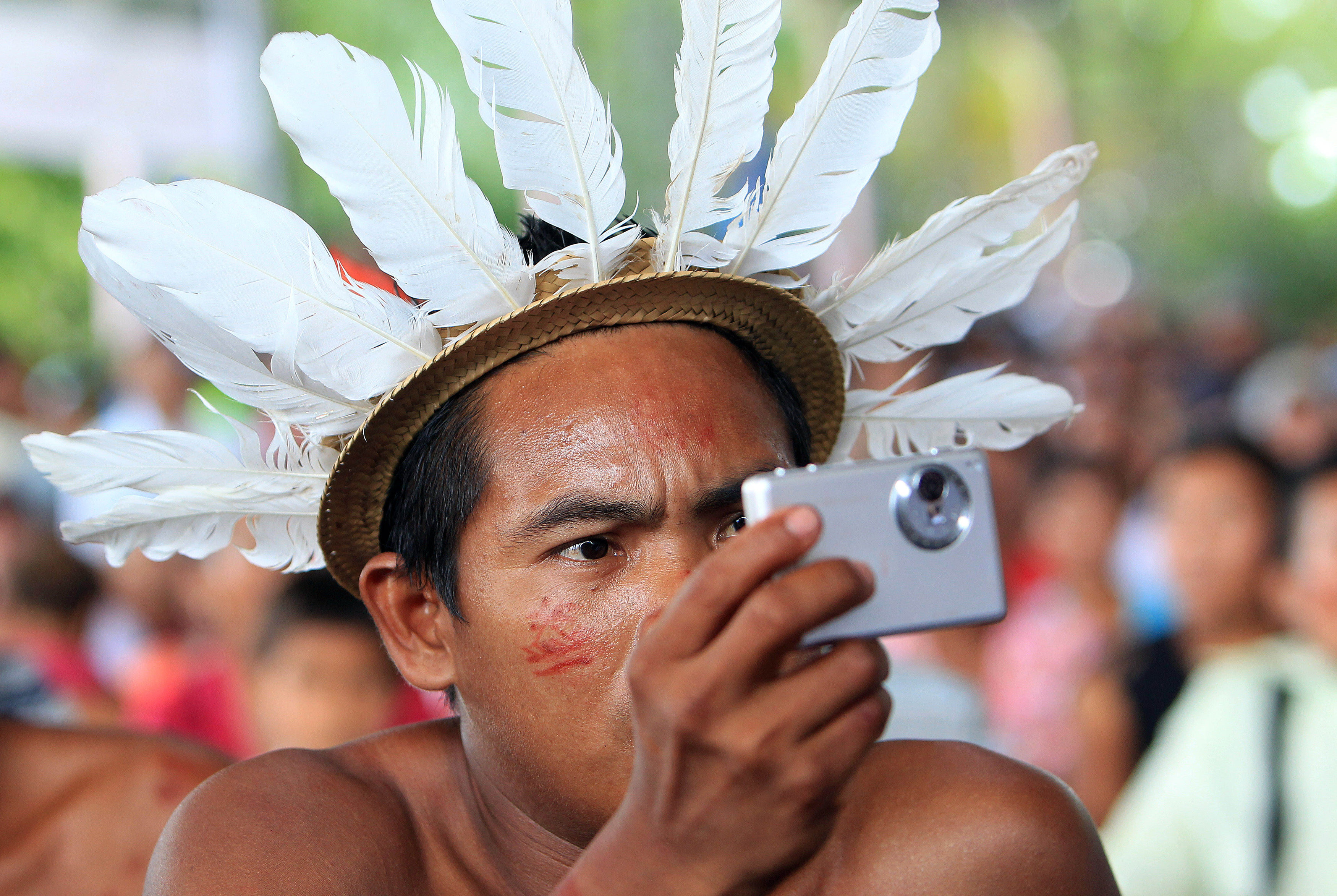 An Amerindian takes pix of the Pope in Peru