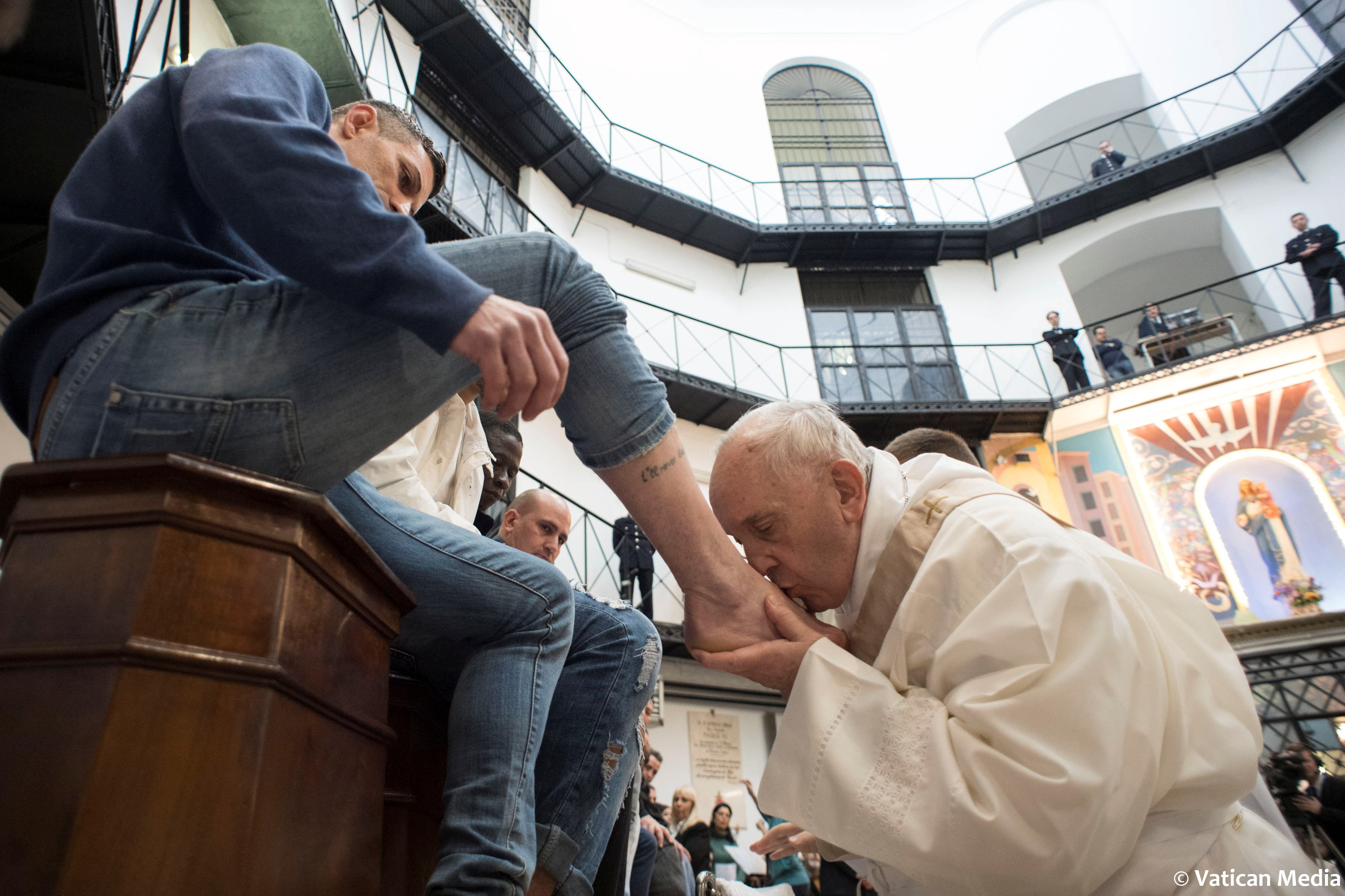 Pope washes feet of 12 prisoners on Holy Thursday