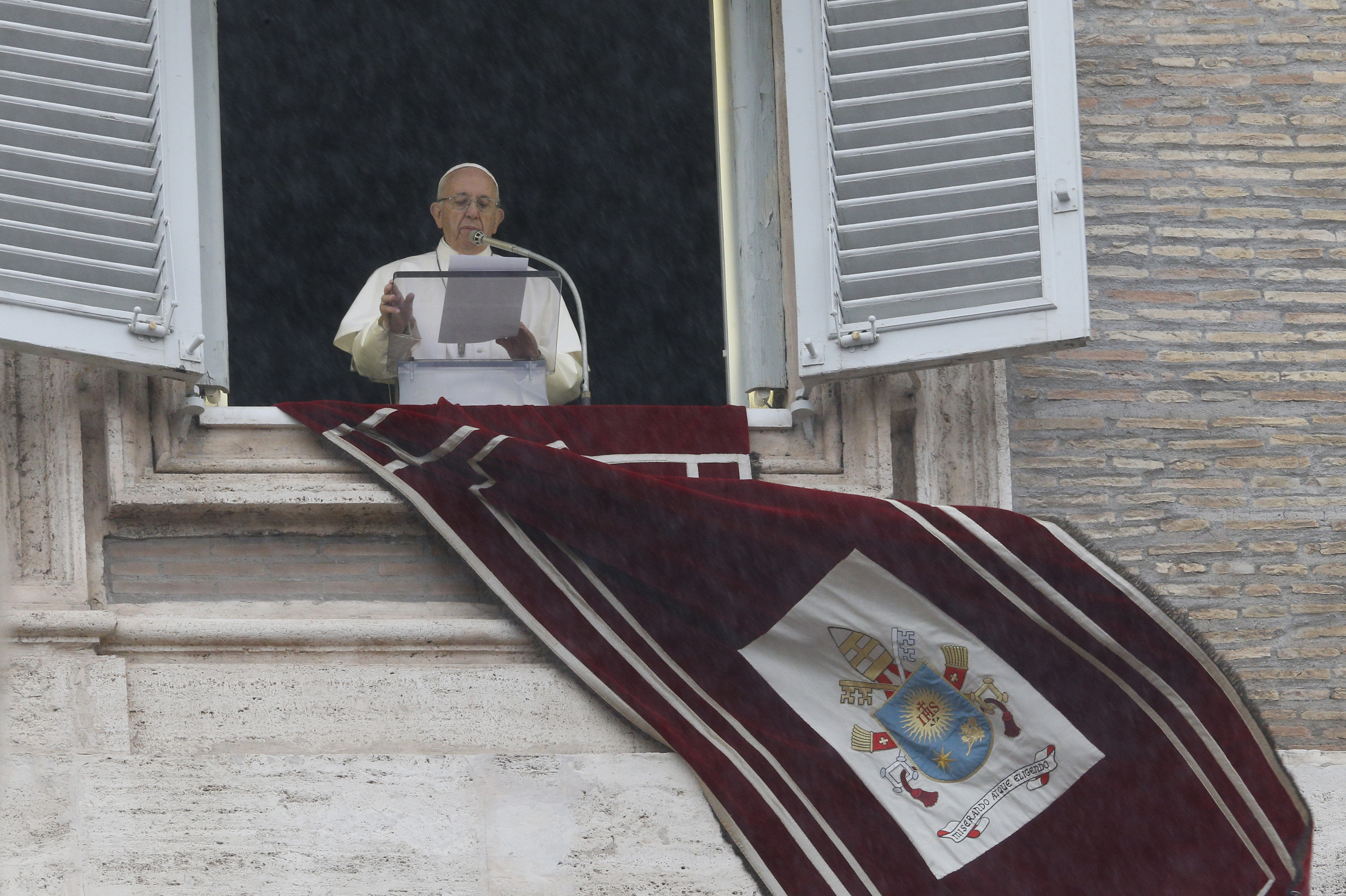 People must choose: holiness or nothing, says pope