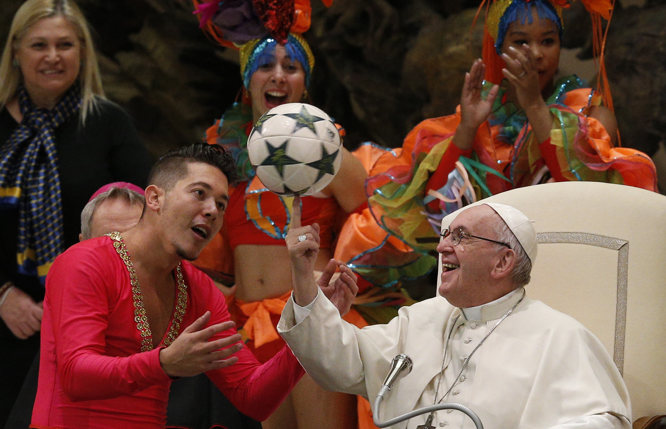 Pope Francis shows off ball skills 