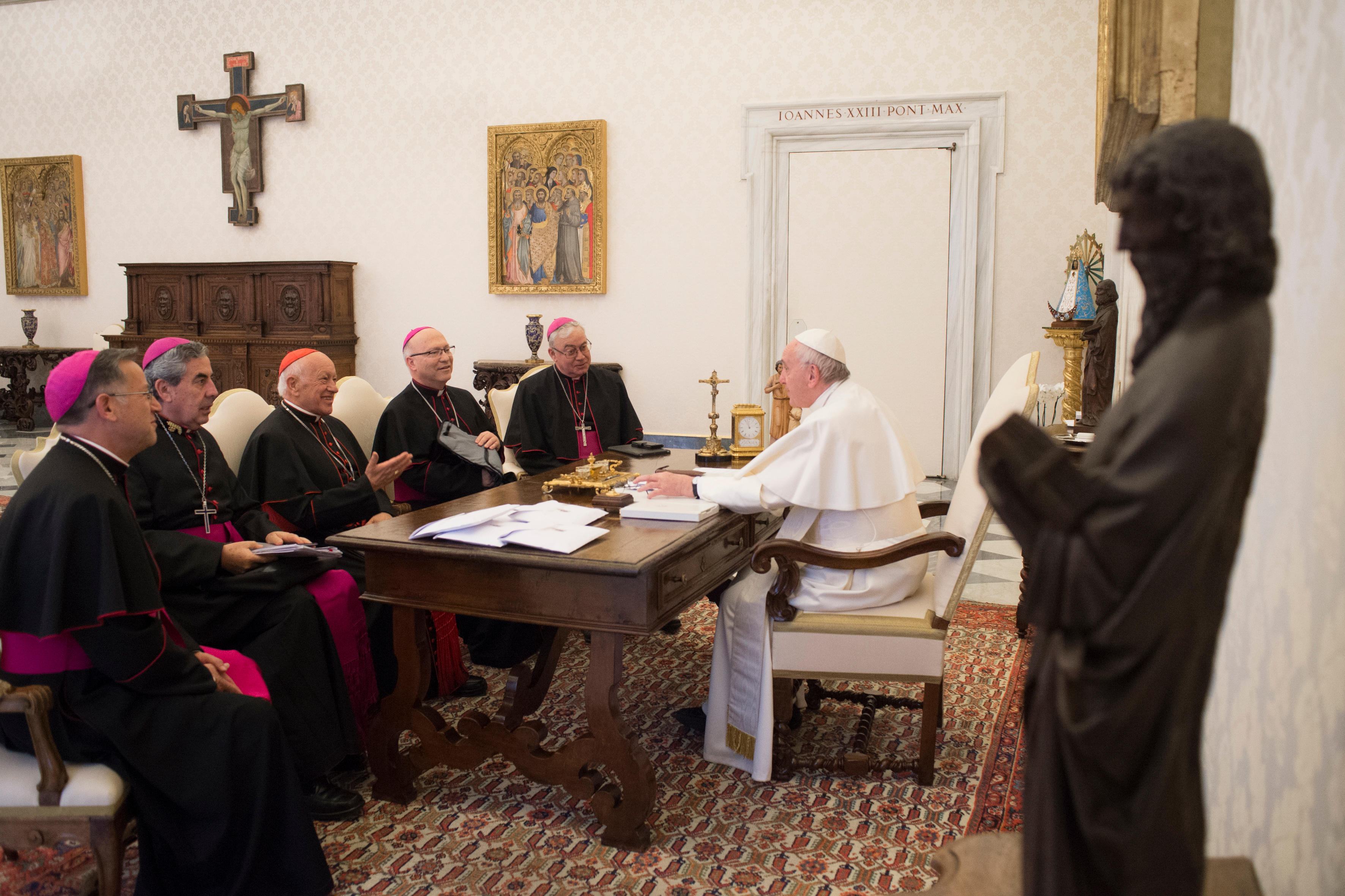 Pope meets with Chilean bishops, discusses abuse crisis