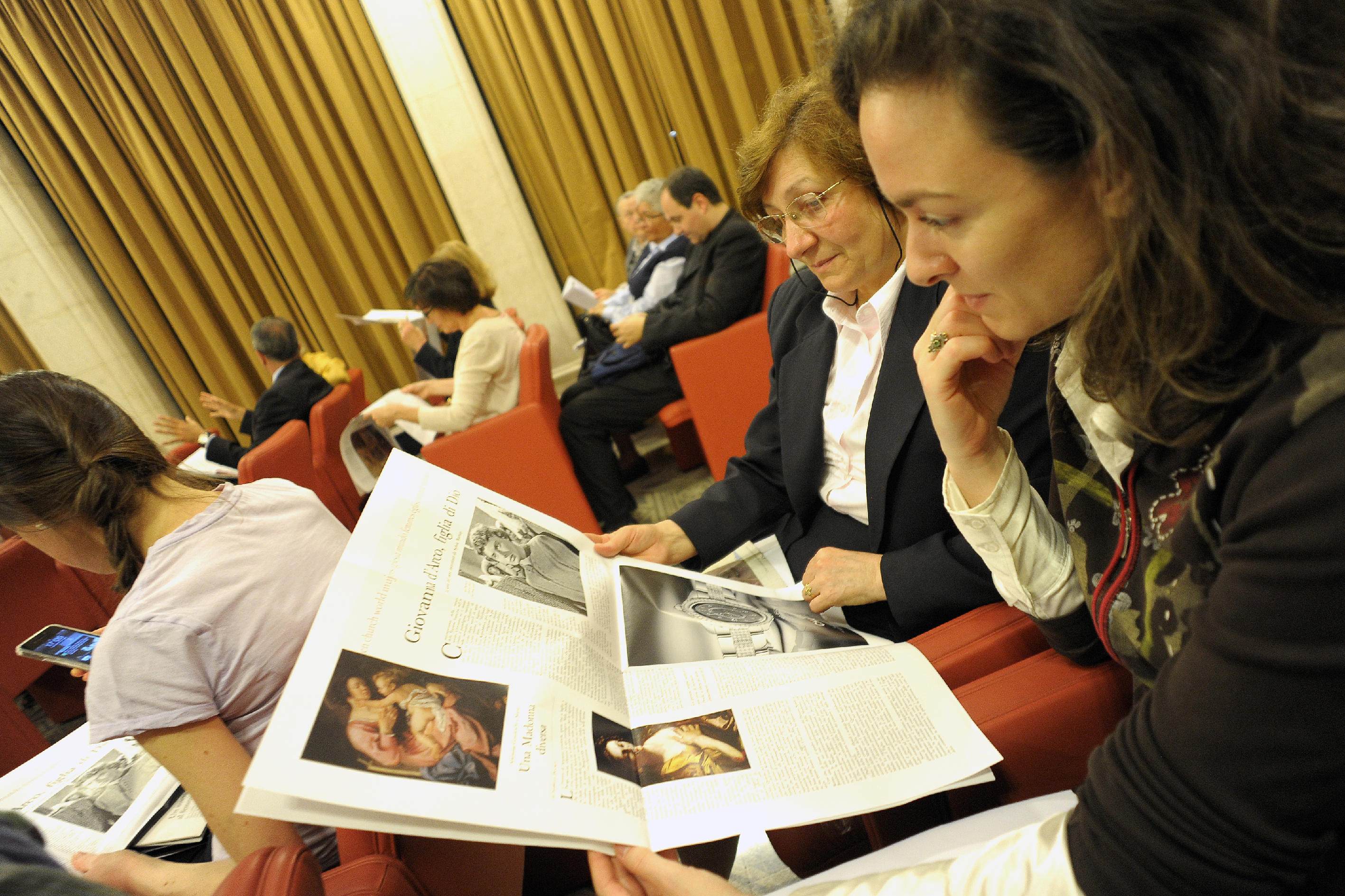 Founder and editorial staff of Vatican women's magazine resign