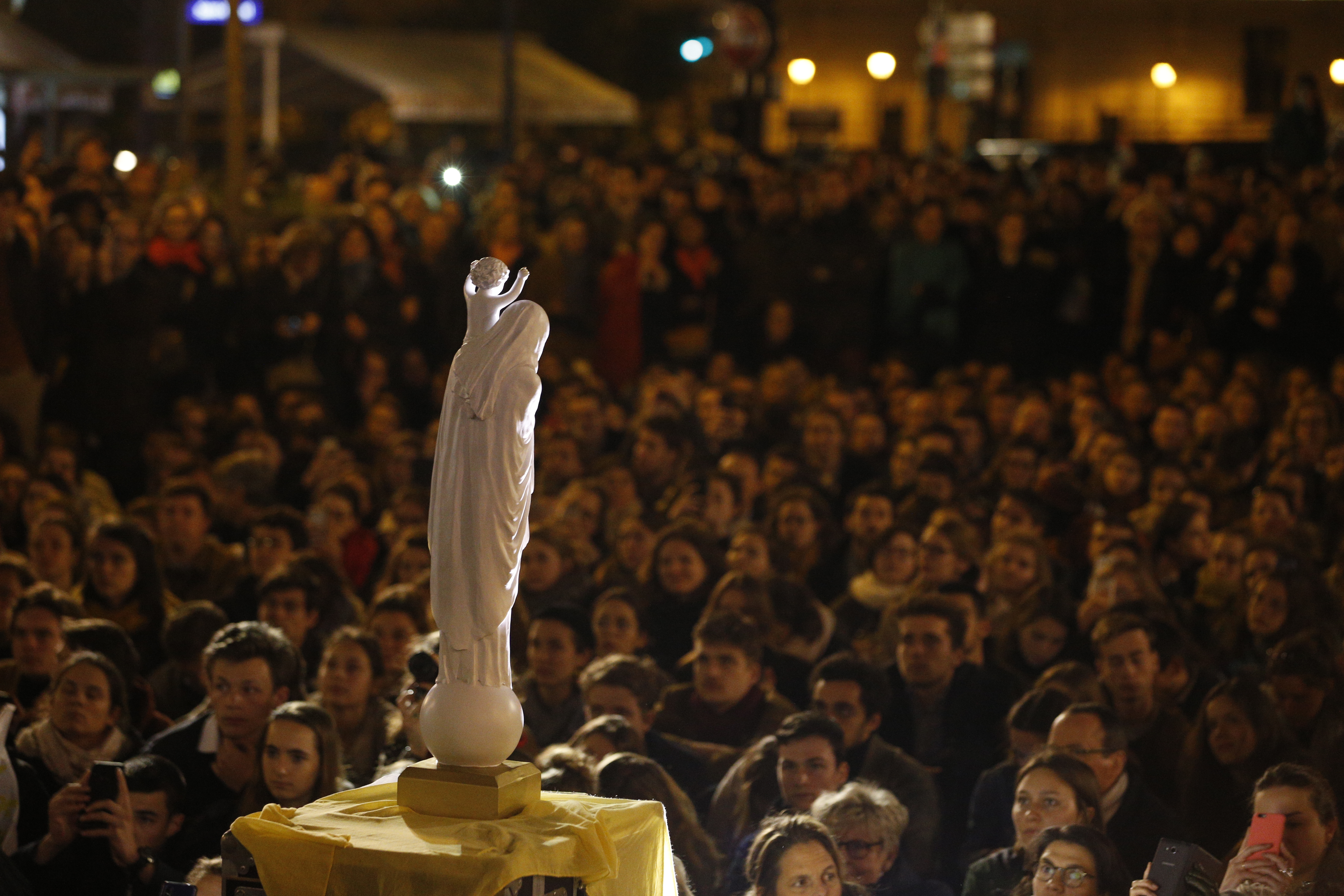 Archbishop invites Parisians to light a candle to dispel fire's darkness