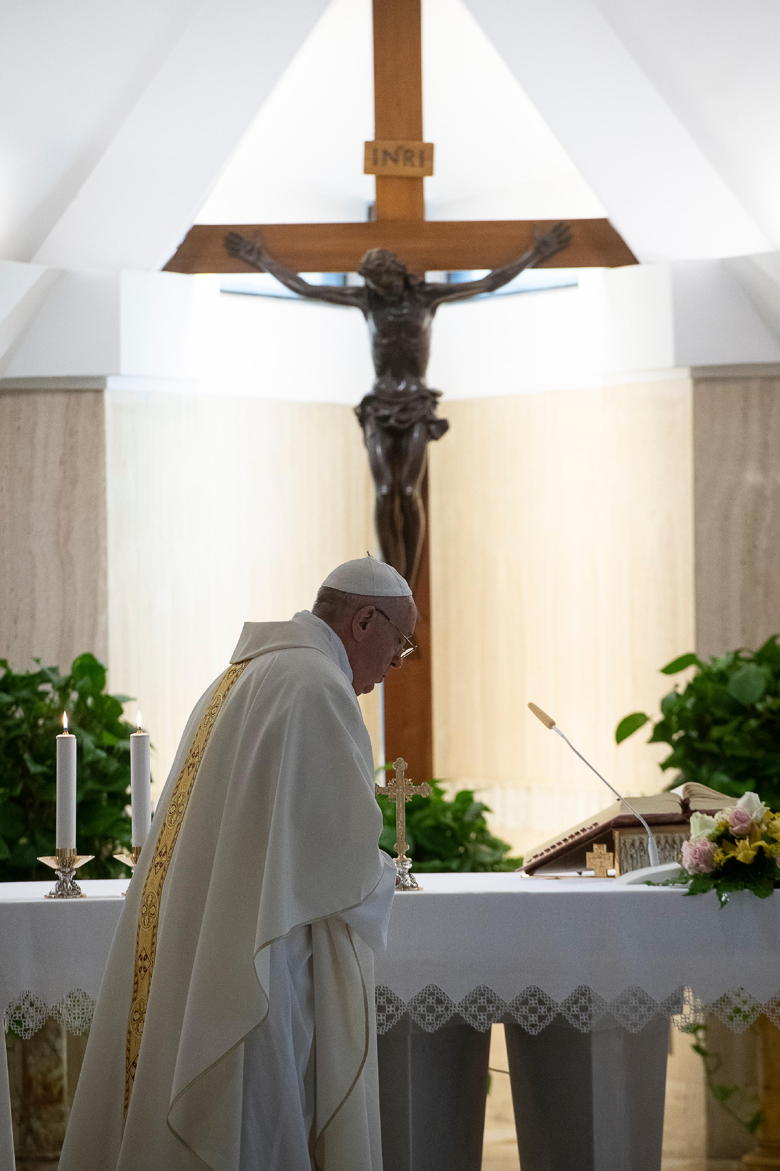Holy Spirit keeps Christians young at heart, pope says