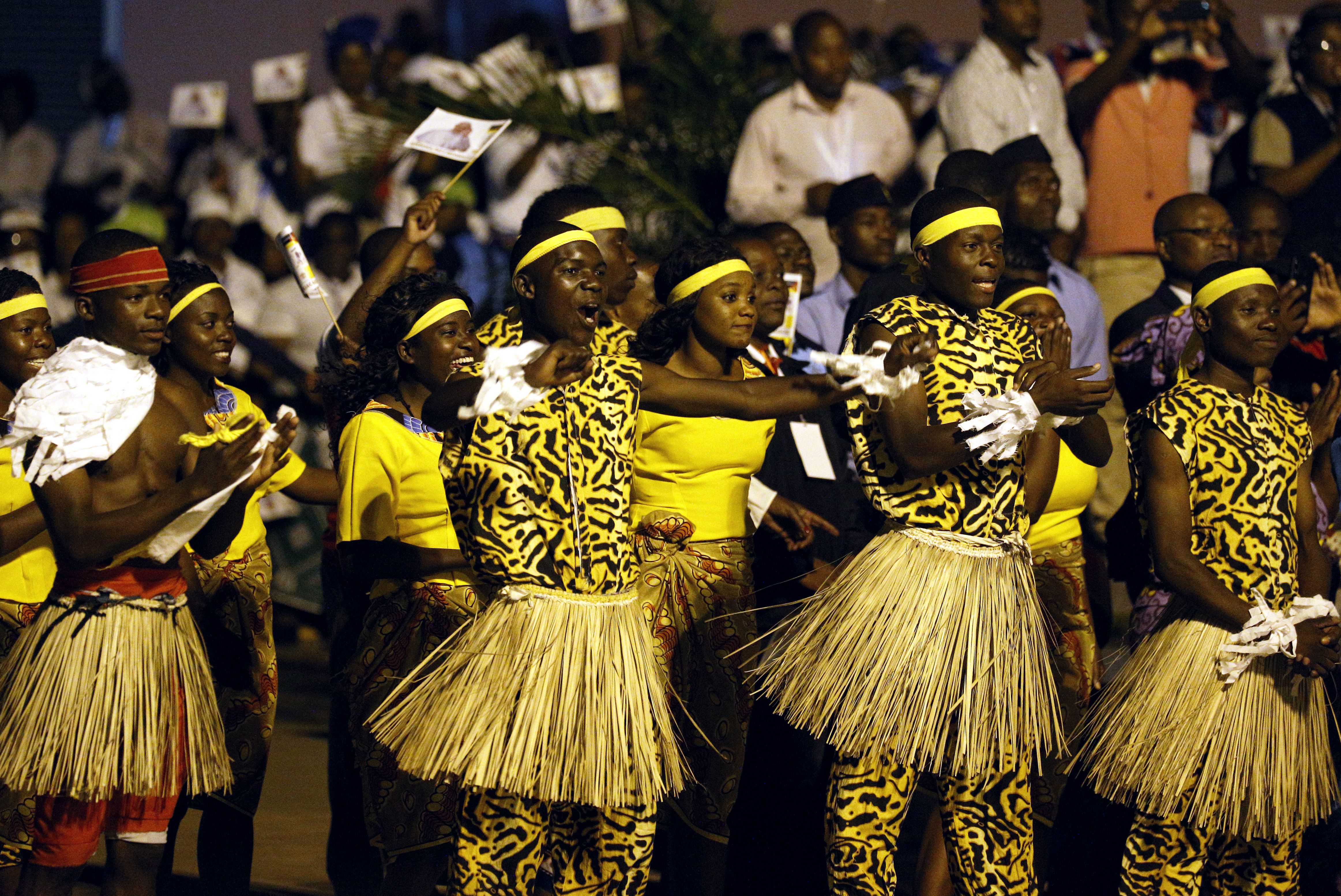 President, dancers and crowds welcome Pope Francis to Mozambique