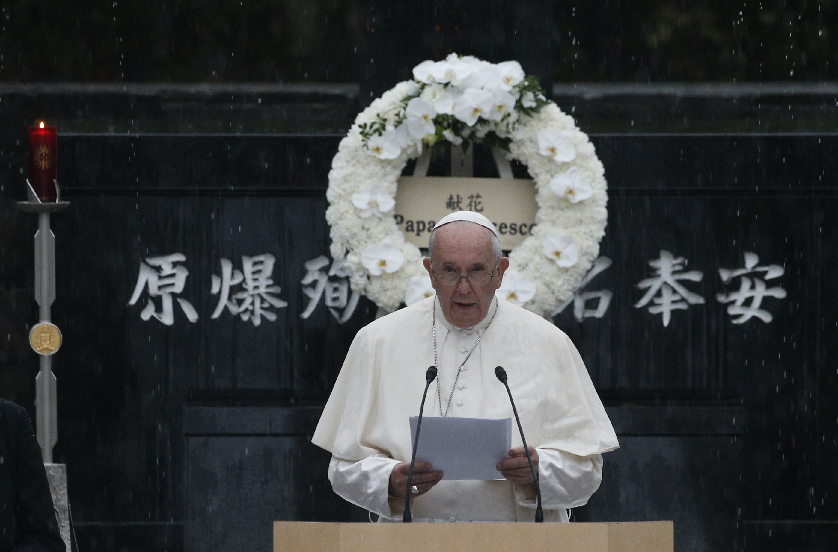 Pope in Nagasaki demands 'world without nuclear weapons' 