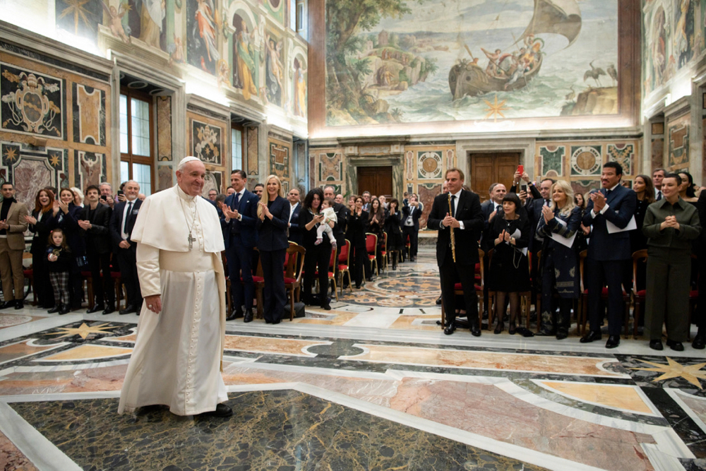 Christmas hearts yearn for God, says Pope