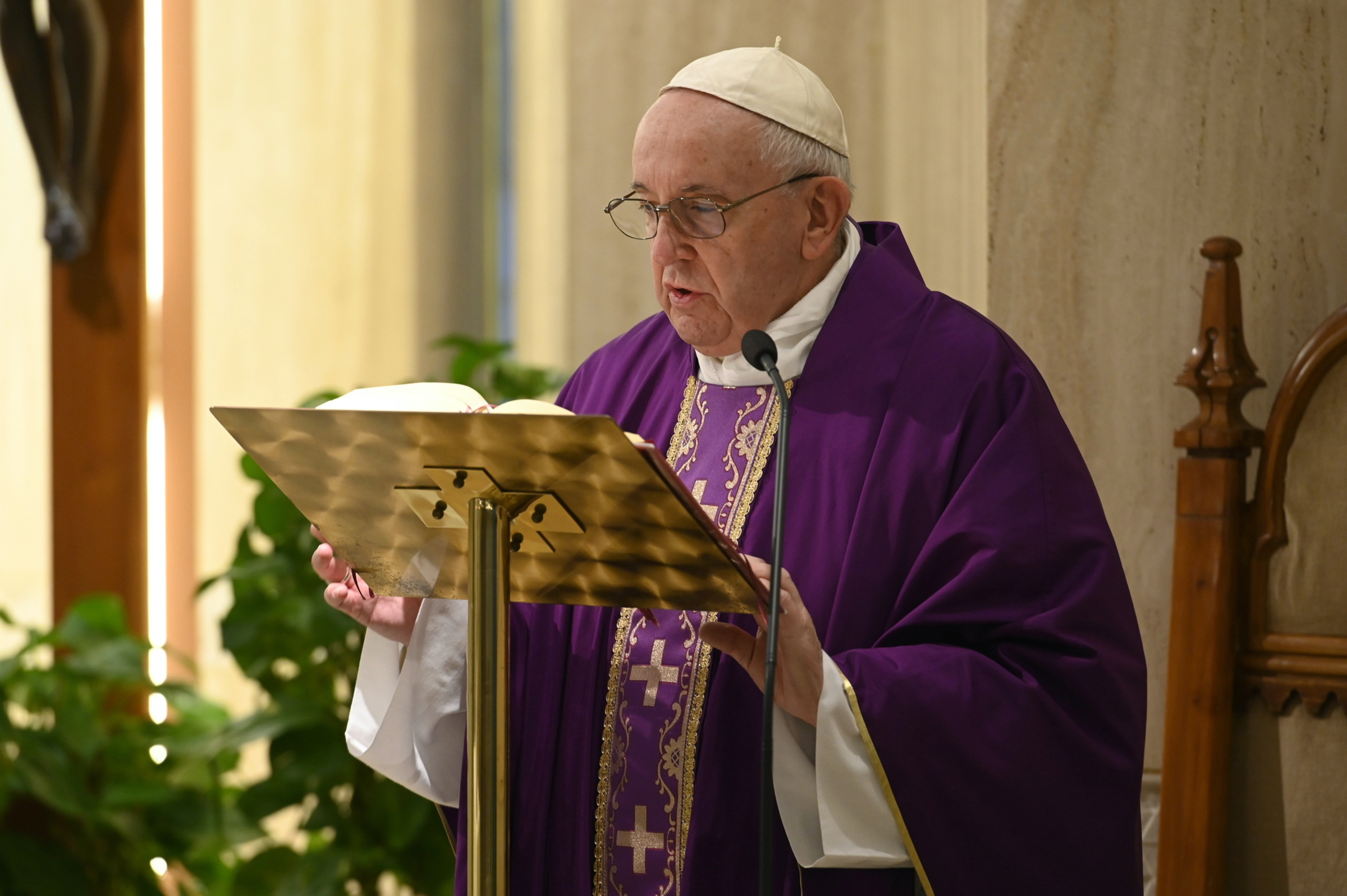 Pope speaks to elderly and lonely in Holy Week message