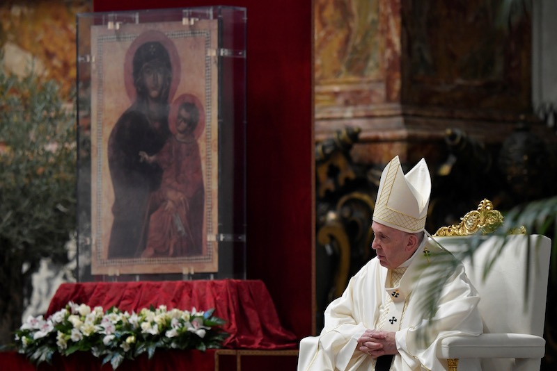 Pope thanks God for world's priests on Holy Thursday