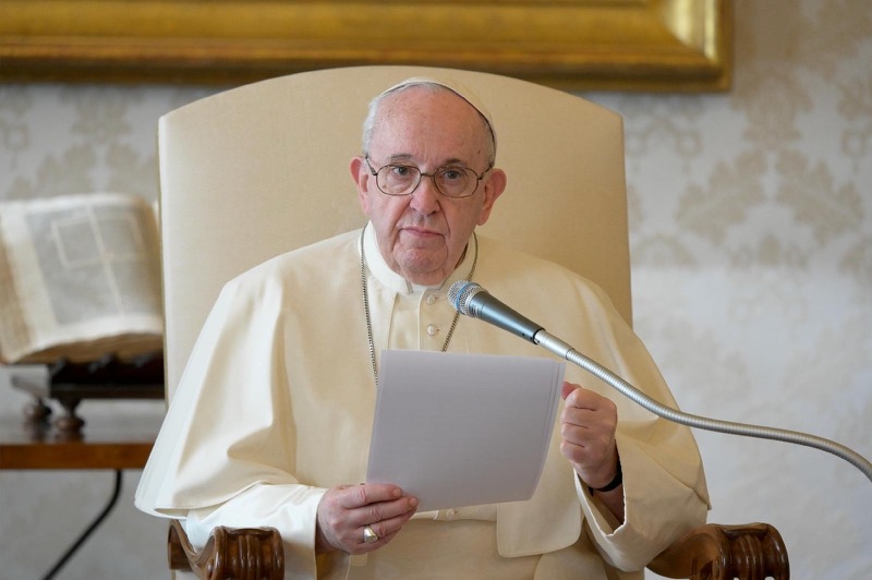 Pope urges journalists to 'hit the streets'