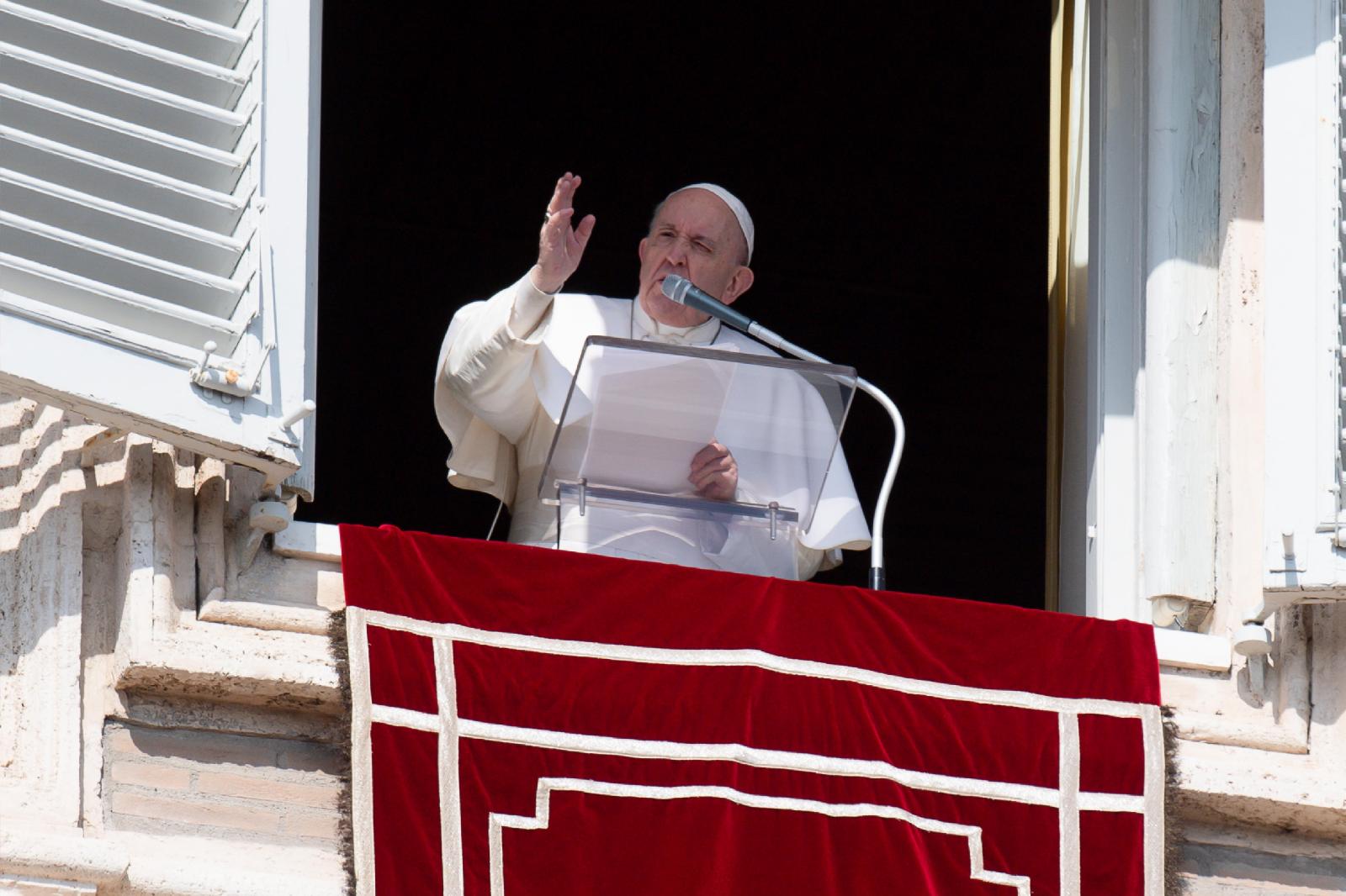 Fight temptation with faith, says Pope