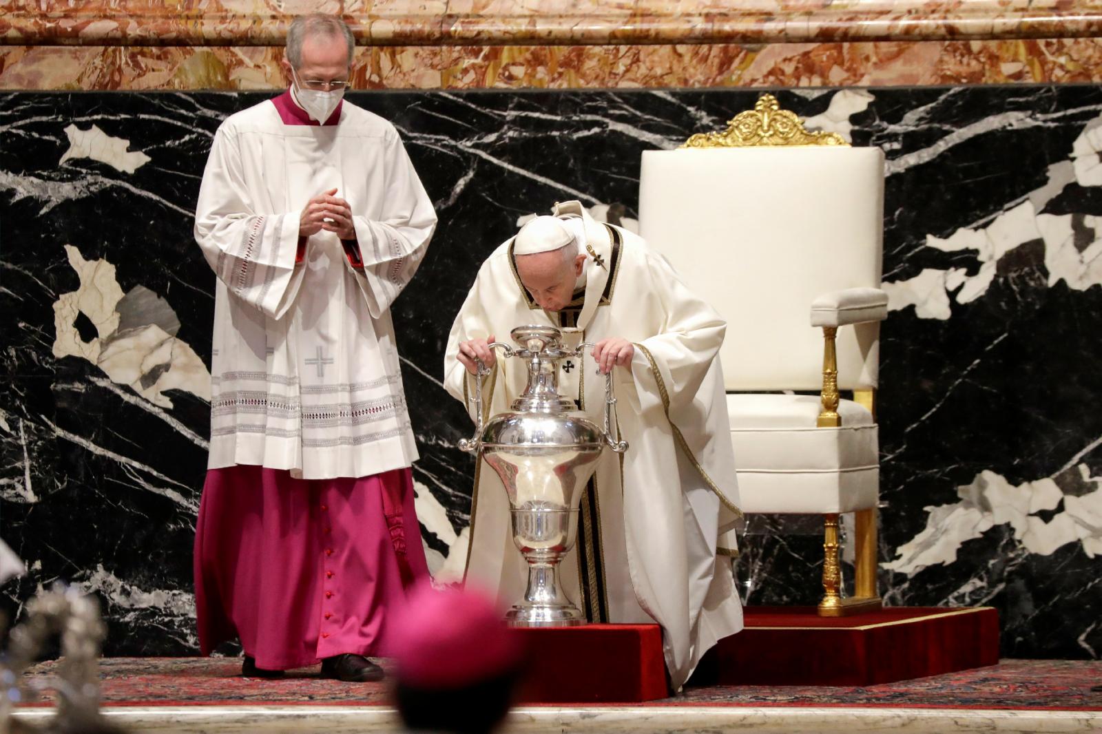 Pope celebrates Lord's Supper Mass with Becciu