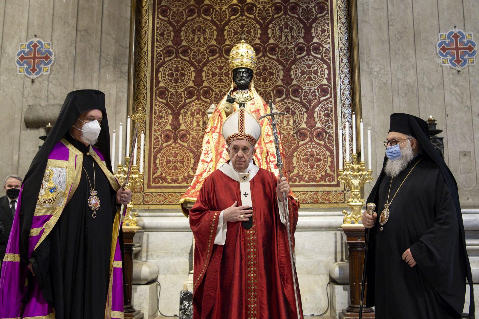 løst Aktiver tekst Pope Francis thanks Benedict XVI for 'credible witness'