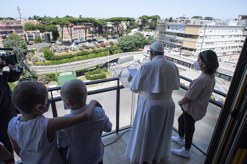 Pope delivers Angelus from hospital balcony