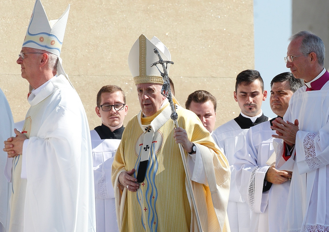 Francis warmly welcomed in Budapest