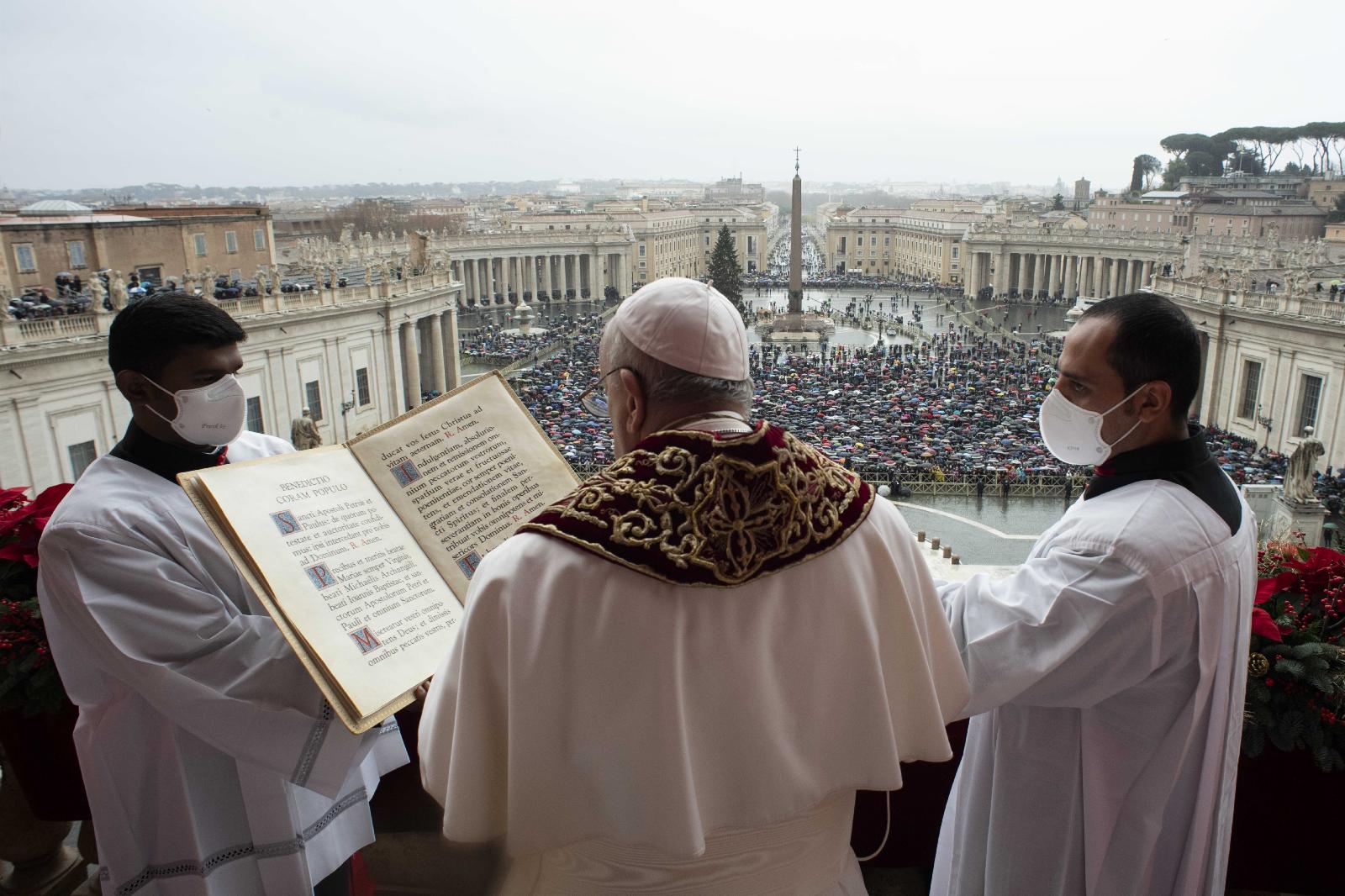 Pope Francis calls for peace and dialogue at Christmas