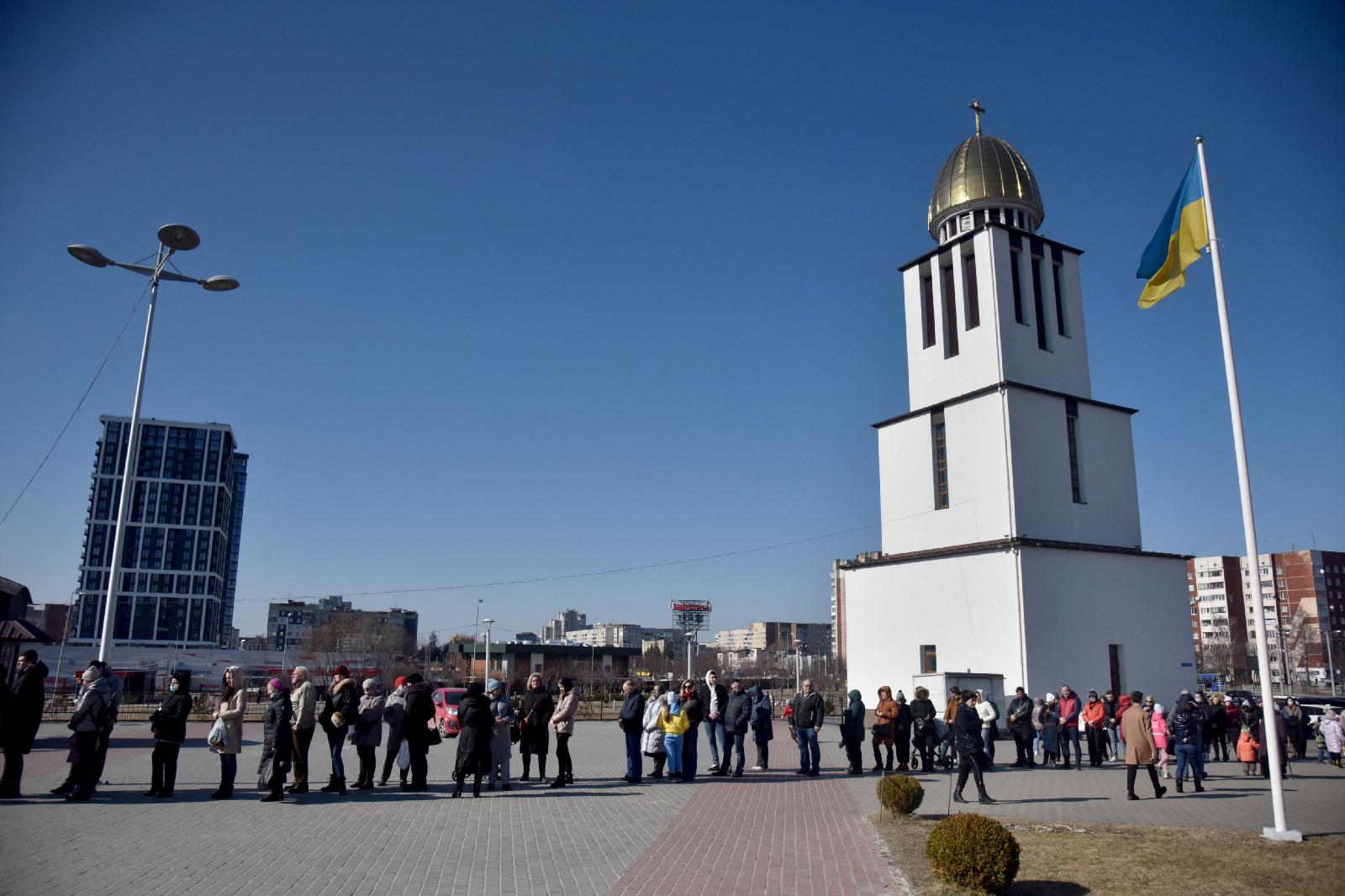 Fátima says Pilgrim Image must return, but donates identical one to Ukraine