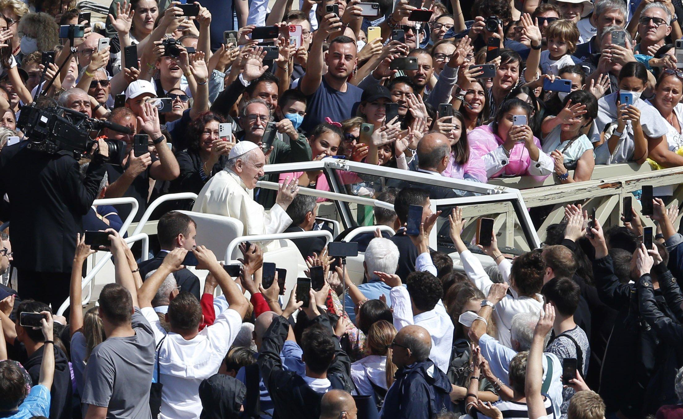 Pope Francis beatifies 'the smiling Pope', John Paul I