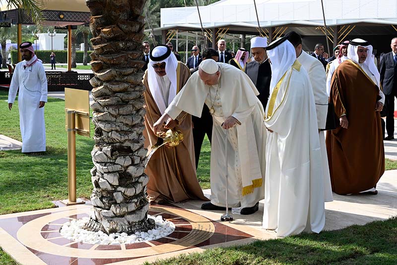 Pope in Bahrain calls on religious leaders to build unity and peace