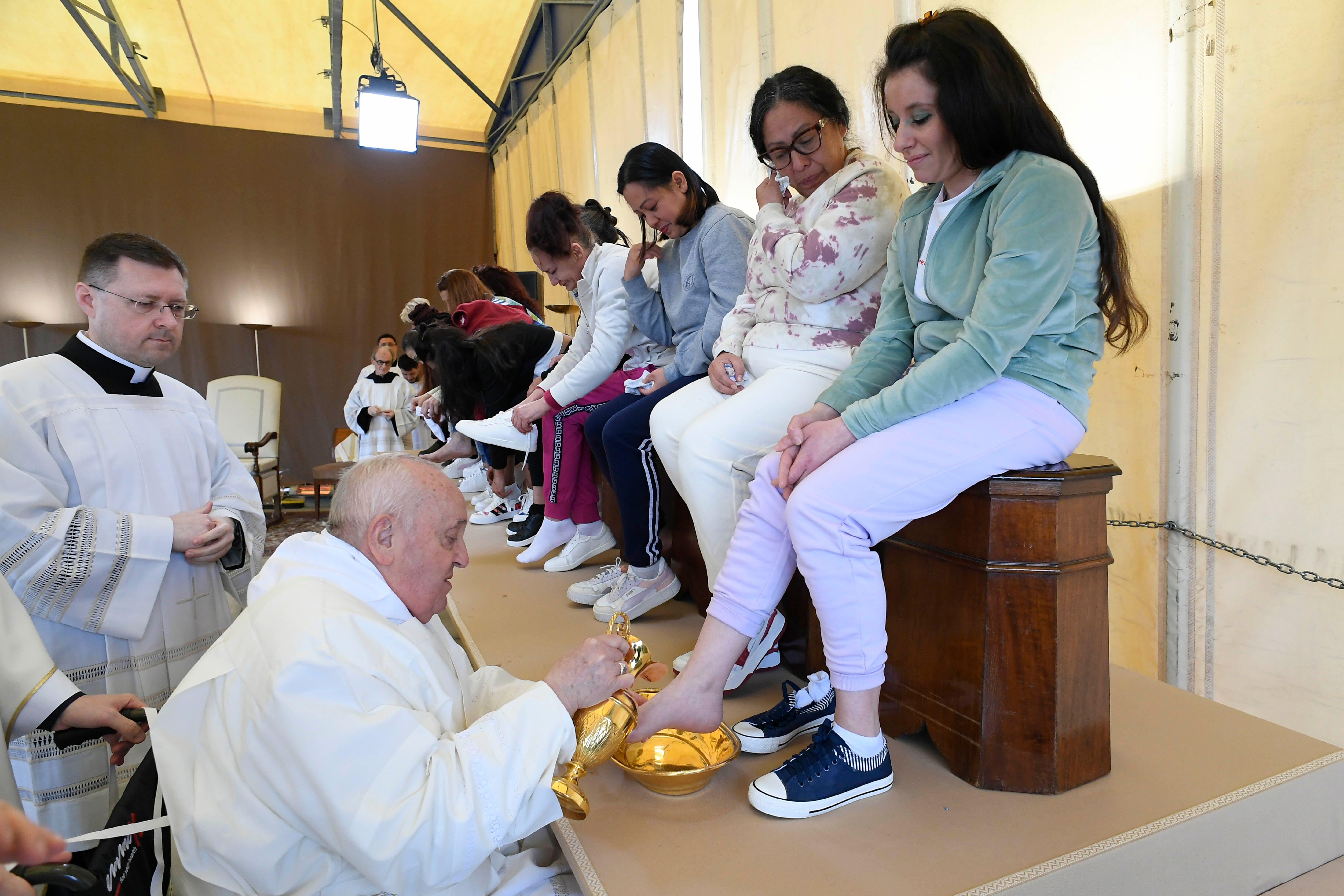 Pope Francis washes the feet of inmates at women’s prison in Rome