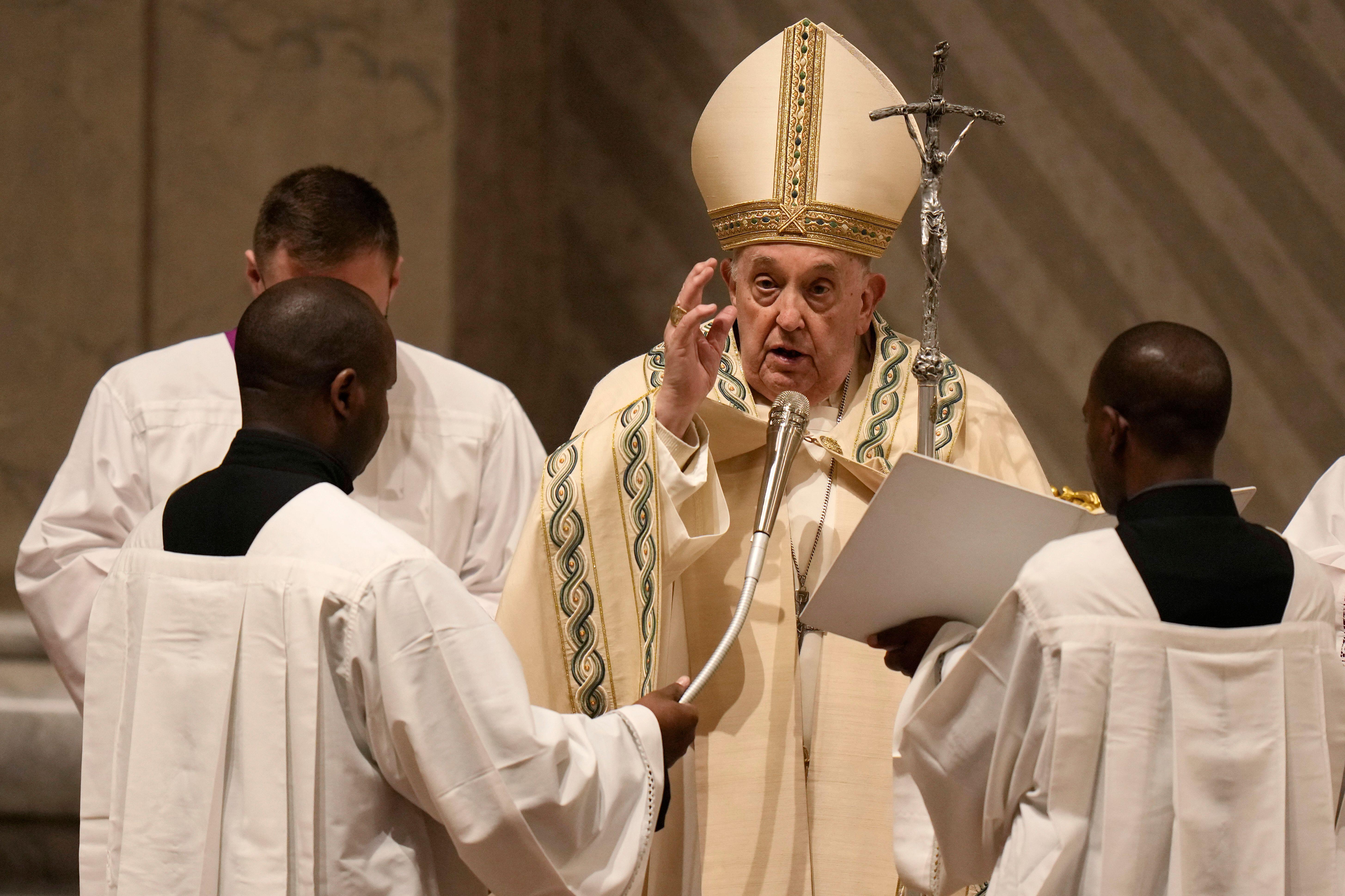  Pope Francis at Easter Vigil: Christ ‘is the one who brings us from darkness into light’