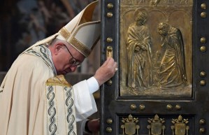 Mercy doesn't end today, says Pope at close of Holy Year 
