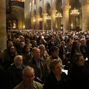 Tens of thousands gather at Notre Dame to pray for the victims of Paris terrorist attacks