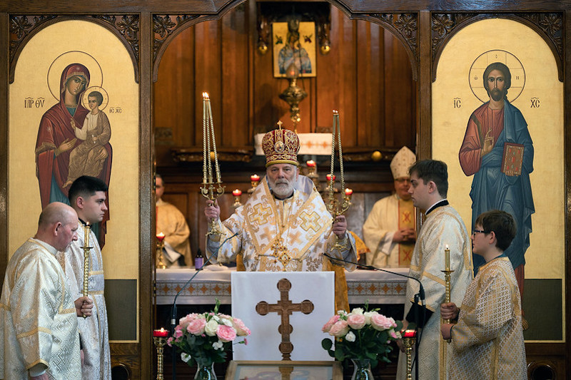 Bishop gives blessing to Ukrainians going to fight