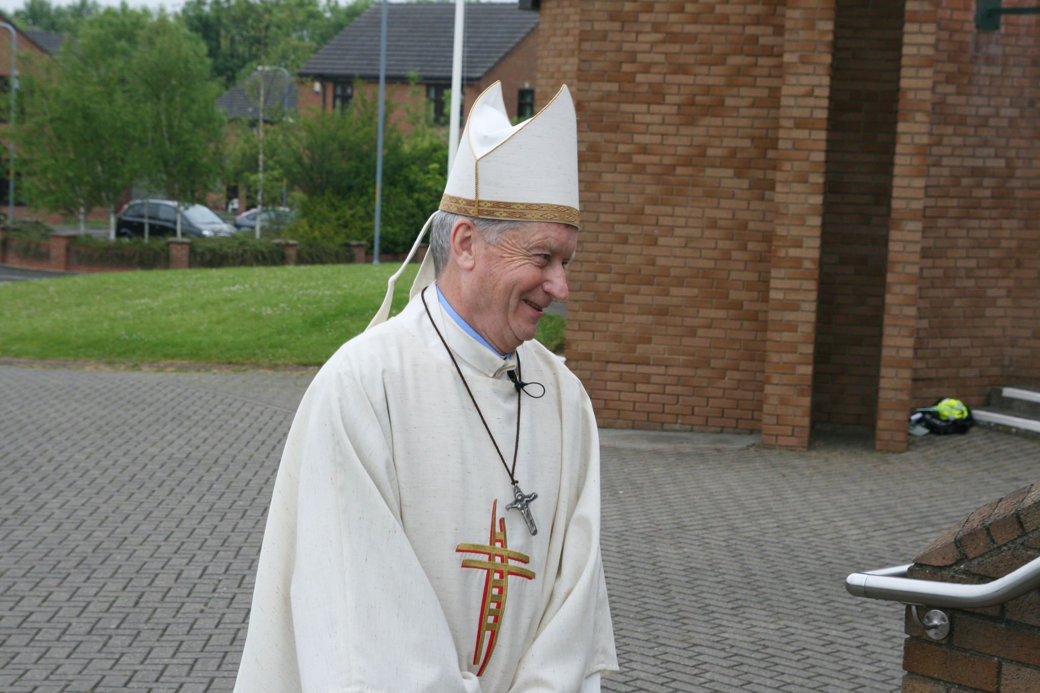 Retired UK bishop backs women's ordination 