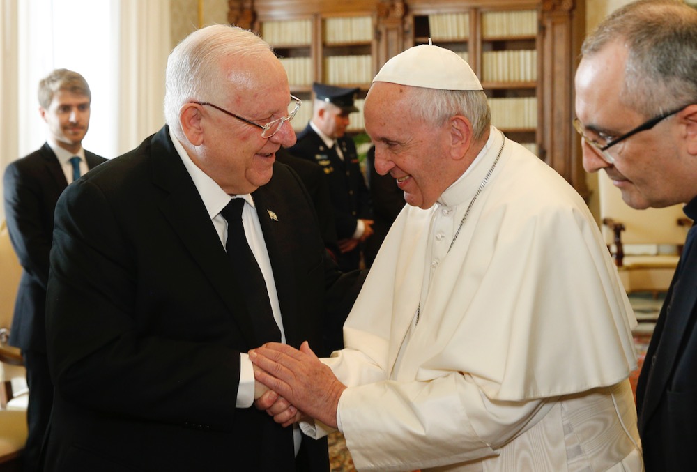 Pope meets Israeli president at the Vatican