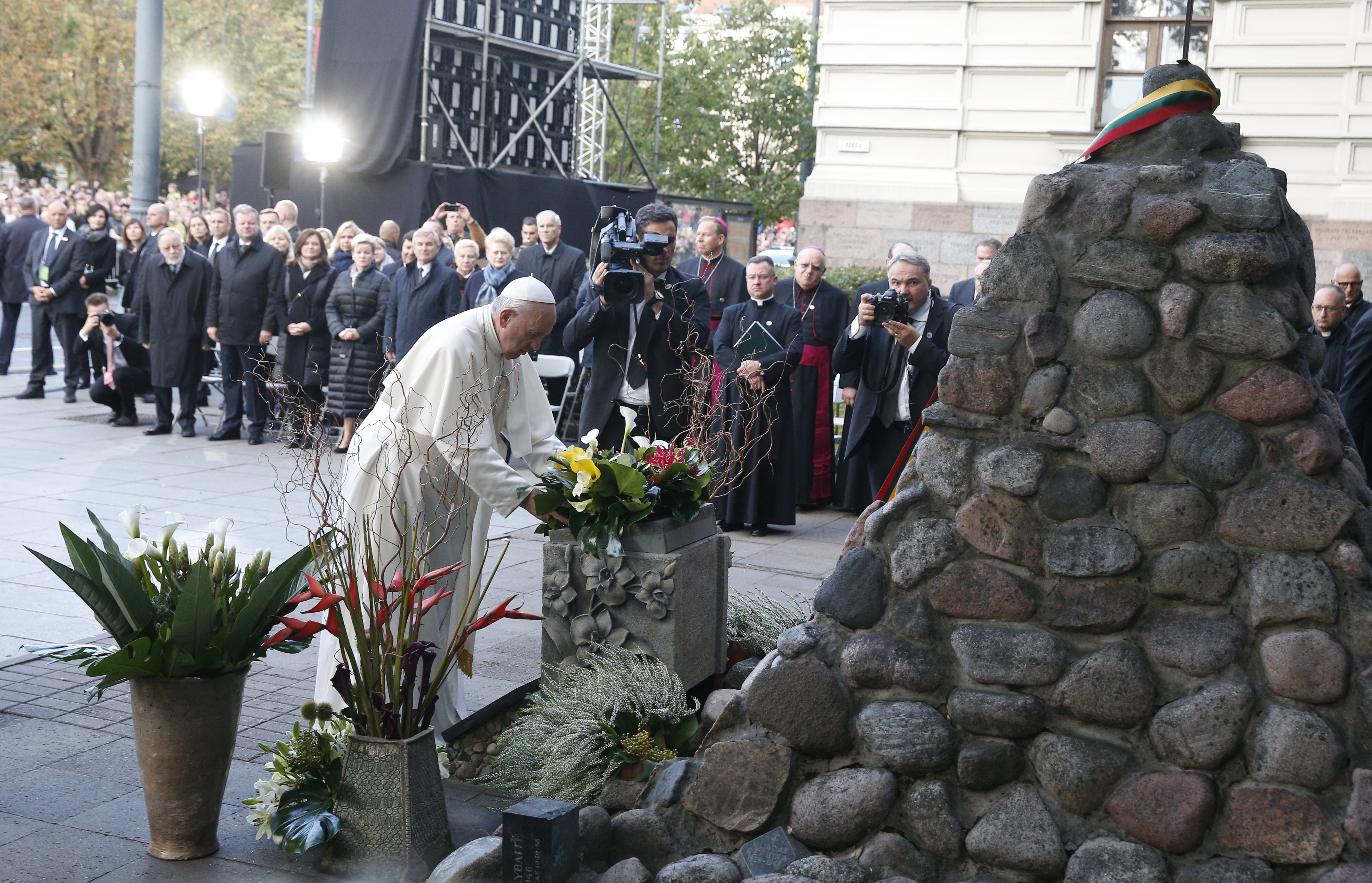 Pope in Lithuania: Don't let anti-Semitism, hatred resurge