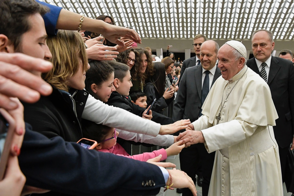 Break addiction to mobile phones, Pope tells students