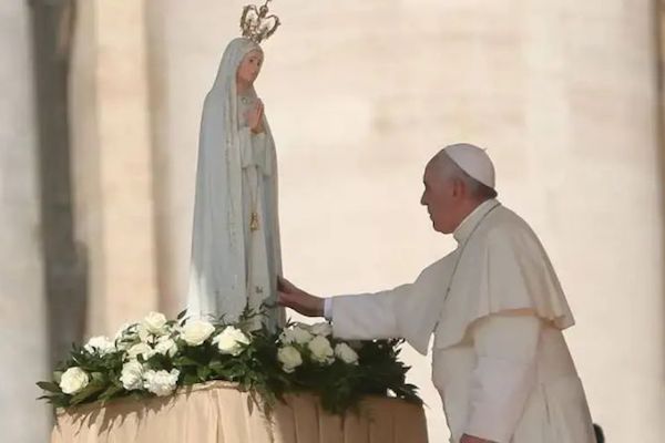 Francis invites Church to renew consecration to Mary